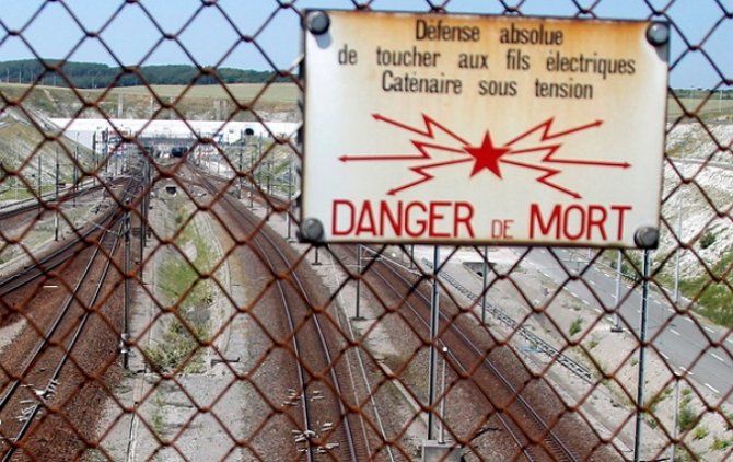 2000 мигрантов пытались штурмом преодолеть тоннель под Ла-Маншем