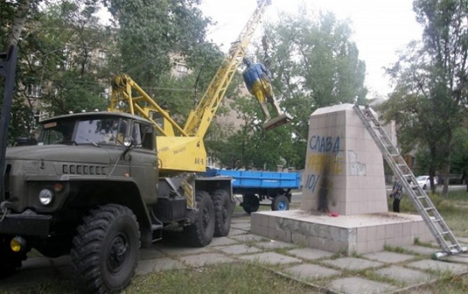 На Луганщине демонтировали памятник Ленину