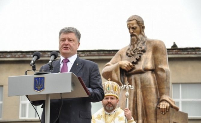 В падении уровня жизни украинцев Порошенко обвинил Россию