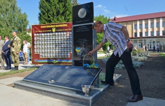 Во Львове открыли памятный знак погибшим в АТО десантникам