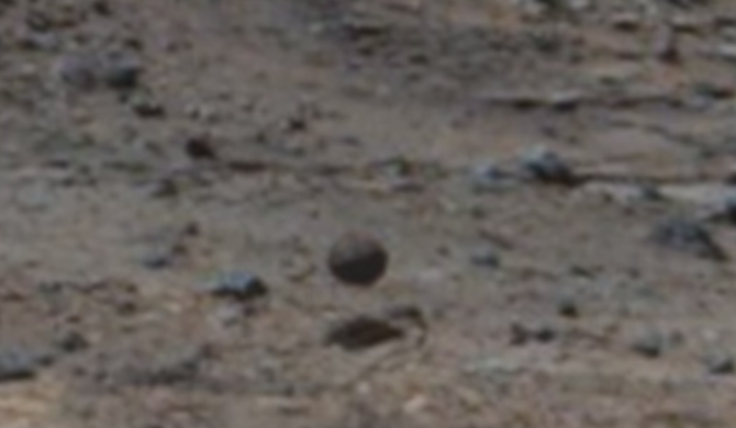 Над поверхностью Марса был заснят странный летающий шар