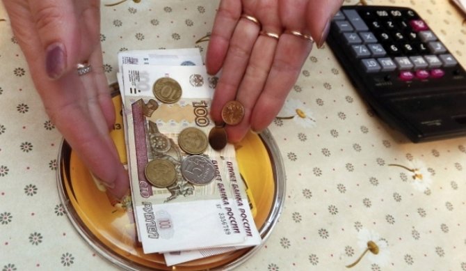 Рубль на Московской бирже резко упал ниже 64 за доллар