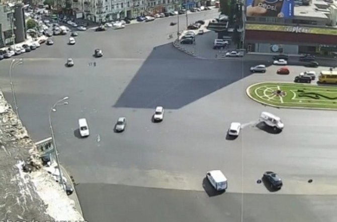 Появилось видео столкновения легковушки со "скорой помощью" в Киеве