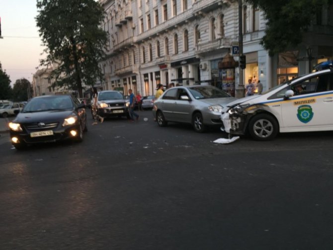 В центре Одессы патрульная машина устроила ДТП с 3 автомобилями