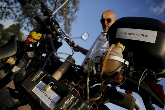 Бразилец разработал работающий на воде мотоцикл