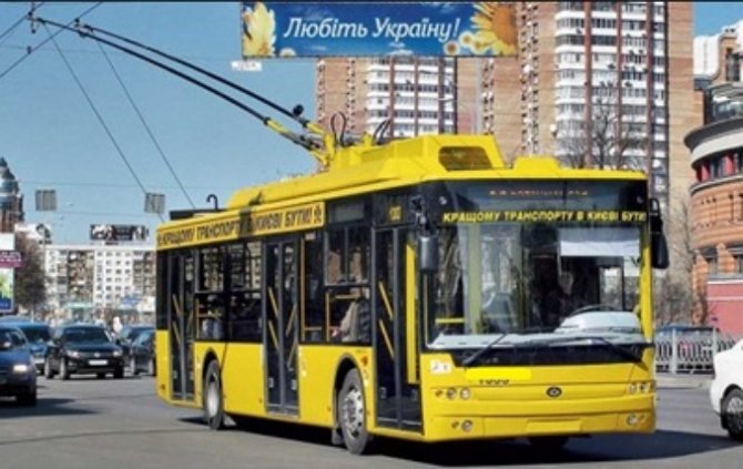 В Киеве обстреляли троллейбус