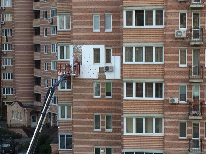 В Киеве жильцы высотки за свои деньги убрали утеплитель квартиры с фасада