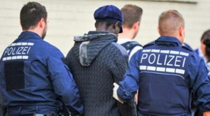 В Германии мигранты напали на полицейских