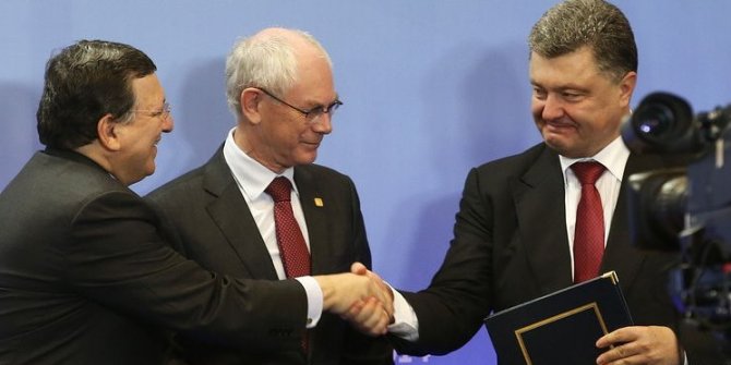 Порошенко наградил Баррозу украинским орденом
