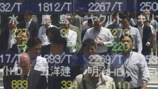 Шанхайская фондовая биржа закрылась обвалом почти на 8%