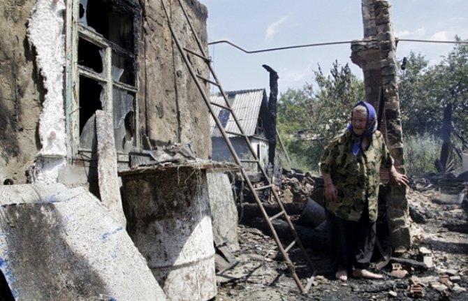 Украинцы продолжают считать ситуацию на Донбассе взрывоопасной