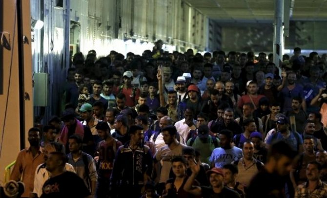 Тысячи новых мигрантов ночью прибыли в Грецию