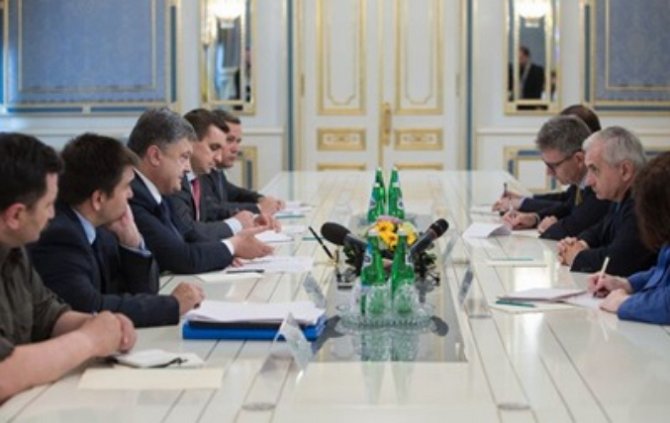 Порошенко обсудил с сенатором США ситуацию на Донбассе