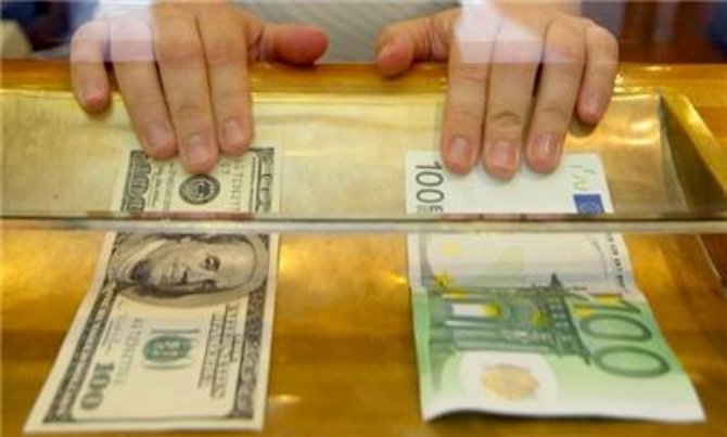 Украинцы продают валюты больше, чем покупают