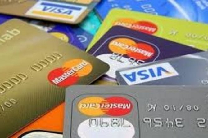 Банкам запретили списывать деньги с карт должников в счет погашения кредита