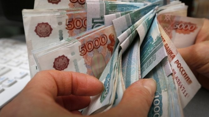 Зарплаты квалифицированных специалистов в РФ упали до уровня китайских