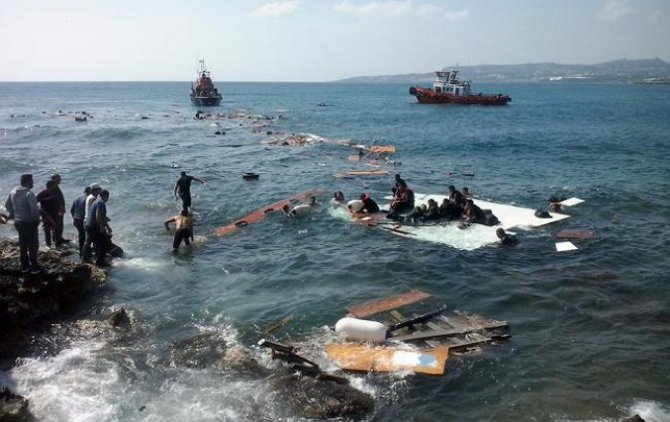 Возле берегов Греции перевернулась лодка с мигрантами, много погибших