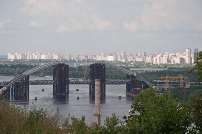 В Киеве разбирают недостроенный Подольский мост на металлолом