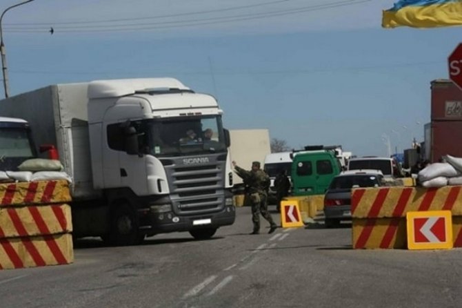 На границе с Крымом скопилось около 200 грузовиков