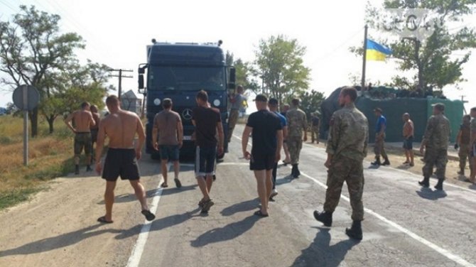 Порошенко отмежевался от акции по блокаде Крыма