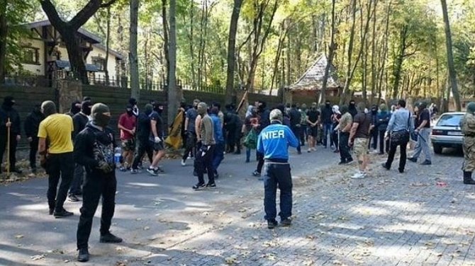 В Харькове "активисты" в масках и со взрывпакетами пикетировали дом Добкина