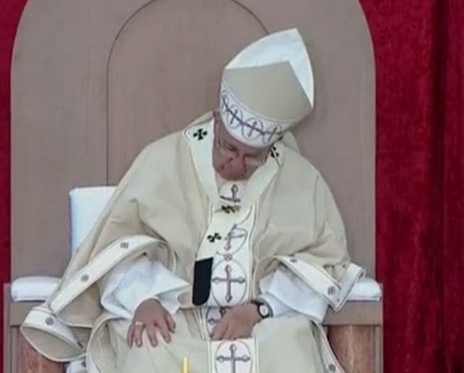 Папа римский уснул во время мессы в США