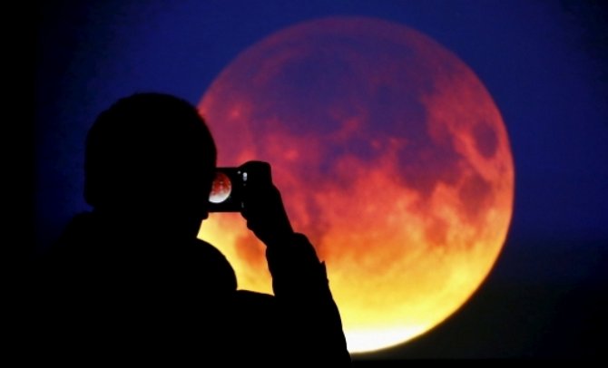 Этой ночью над Землей взошла "кровавая" Луна
