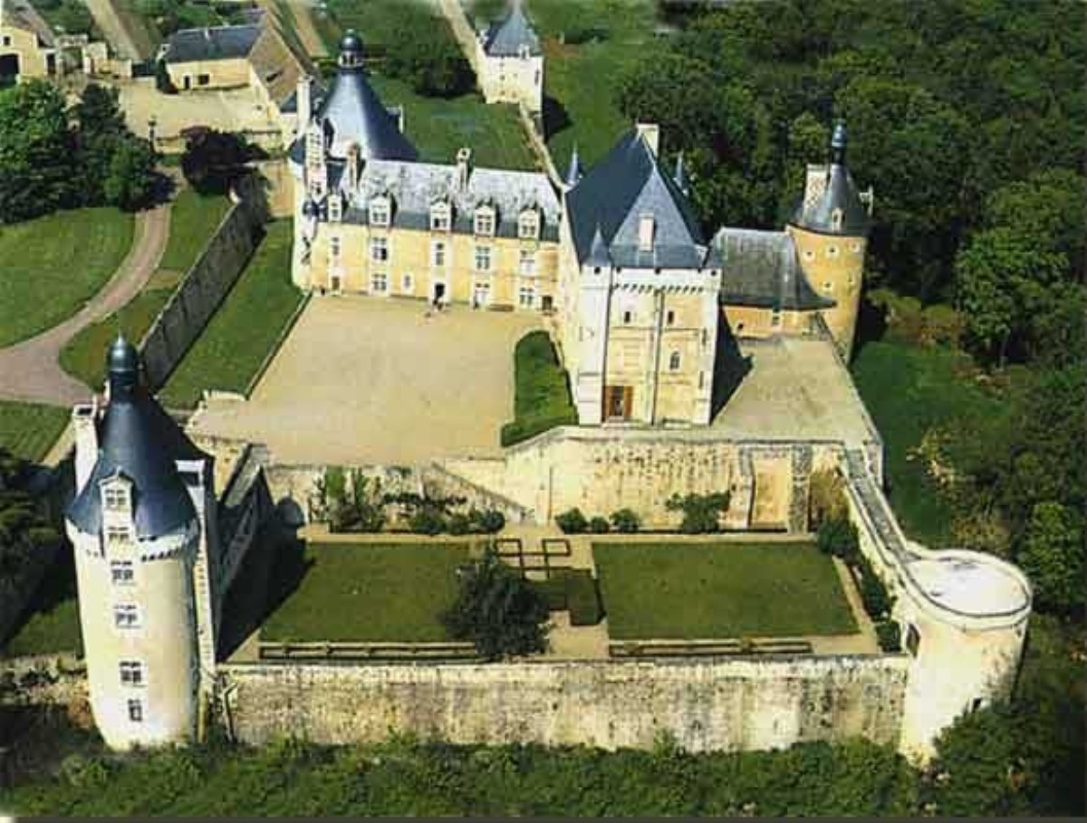 Замок Риво с садами средневековая достопримечательность Франции