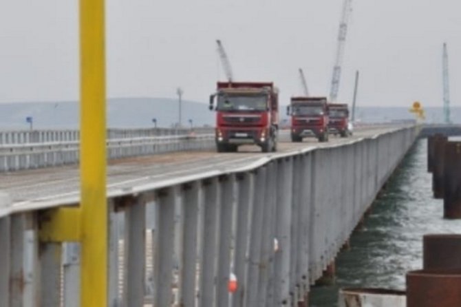 В России открыли движение транспорта по временному мосту через Керченский пролив