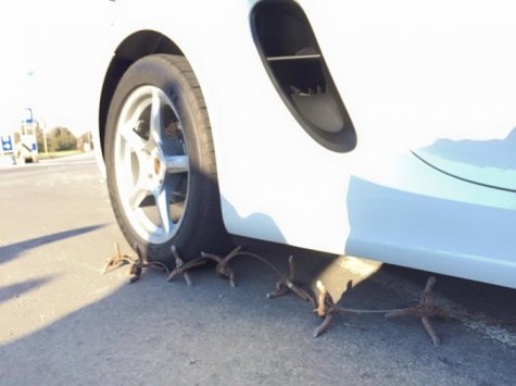 На границе с Крымом на блокпосту водителю Porsche пробили шины