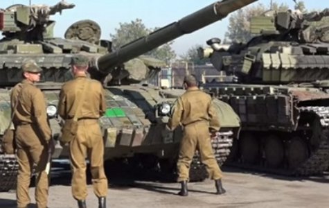 В "ЛНР" показали, как отводят танки от линии фронта