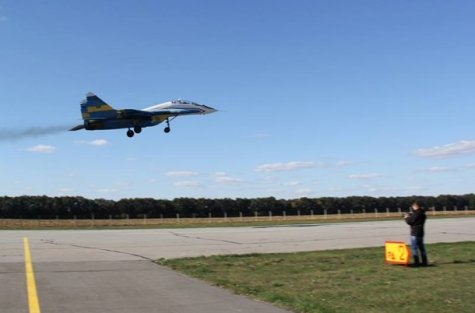 Военные летчики тренировались сажать самолеты вдоль трассы Киев-Одесса