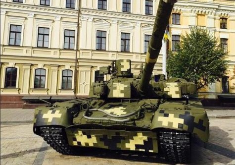В Киеве под открытым небом открылась выставка военной техники