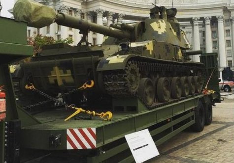 В Киеве под открытым небом открылась выставка военной техники