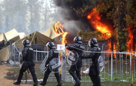 Недовольные мигранты сами подожгли палаточный лагерь в Словении