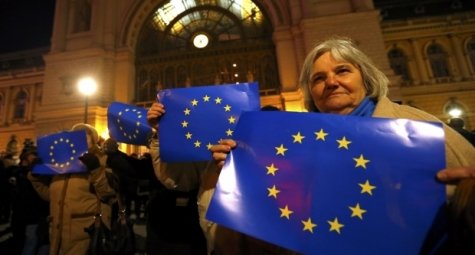 Европарламент принял закон об отмене роуминга в ЕС