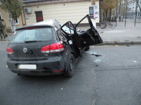 В Николаеве БТР на перекрестке раздавил легковушку