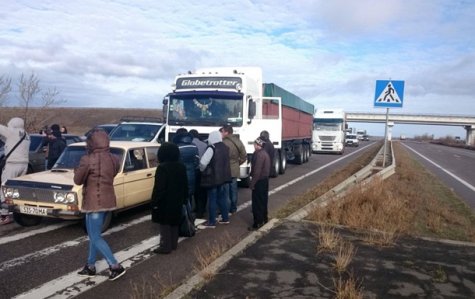 В Одесской области возмущенные жители села перекрыли дорогу на Киев