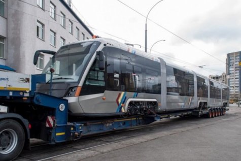 В Киев привезли первый трамвай "Электрон"