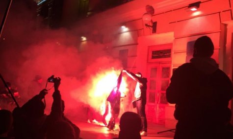 В Запорожье люди в масках провели факельное шествие