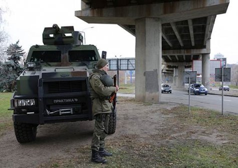В Киеве из-за возможных терактов на улицах появились нацгвардейцы на бронеавтомобилях