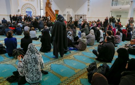 Французские власти намерены закрывать мечети и высылать радикалов