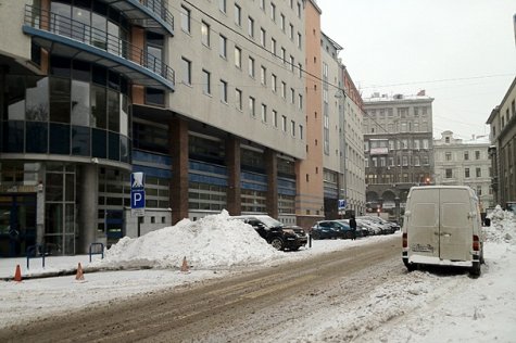 Сильнейший снегопад в Москве привел к транспортному коллапсу