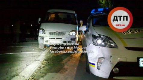 В Киеве пьяный водитель разбил патрульные авто полиции