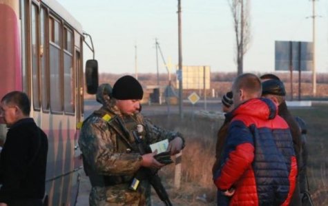 На пунктах пропуска Донбасса в очередях находятся более тысячи авто