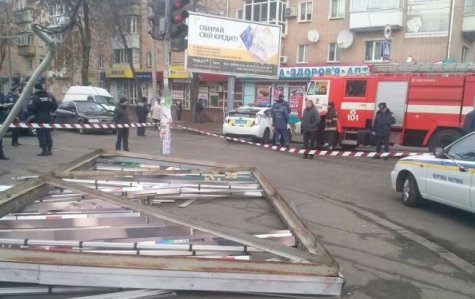 В Черкассах ветер сорвал рекламный щит и покалечил 7 человек