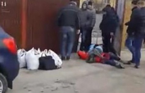 Под Киевом коллекторы силой выселили семью с тремя детьми из-за долгов