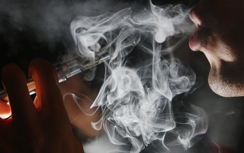В дыме электронных сигарет ученые нашли разрушающее легкие вещество