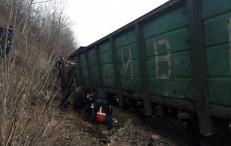 На Львовщине вагоны поезда упали в реку