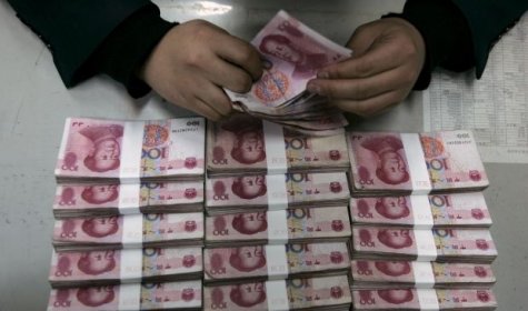 Китай продолжает снижать курс юаня